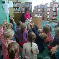 „SMERFY”  POZNAJĄ BIBLIOTEKĘ SZKOLNĄ