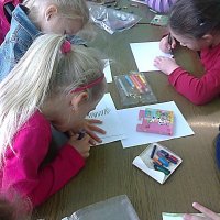 „SMERFY”  POZNAJĄ BIBLIOTEKĘ SZKOLNĄ
