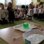 „Smerfne”  kolorowe chemiczne eksperymenty z wodą i nie tylko