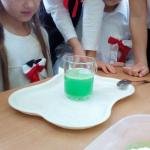 „Smerfne”  kolorowe chemiczne eksperymenty z wodą i nie tylko