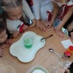 „Smerfne”  kolorowe chemiczne eksperymenty z wodą i nie tylko