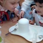 „Smerfne”  kolorowe chemiczne eksperymenty z wodą i nie tylko