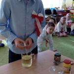 „Smerfne”  kolorowe chemiczne eksperymenty z wodą i nie tylko