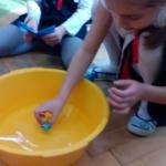 „Smerfne”  kolorowe chemiczne eksperymenty z wodą i nie tylko