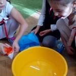 „Smerfne”  kolorowe chemiczne eksperymenty z wodą i nie tylko