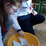 „Smerfne”  kolorowe chemiczne eksperymenty z wodą i nie tylko