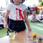 „Smerfne”  kolorowe chemiczne eksperymenty z wodą i nie tylko