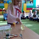 „Smerfne”  kolorowe chemiczne eksperymenty z wodą i nie tylko