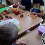 Wyśmienita „Smerfna” sałatka owocowa