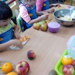 Wyśmienita „Smerfna” sałatka owocowa