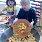 Wyśmienita „Smerfna” sałatka owocowa