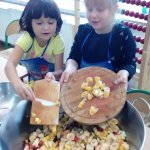 Wyśmienita „Smerfna” sałatka owocowa