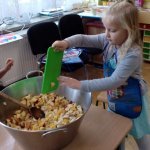 Wyśmienita „Smerfna” sałatka owocowa