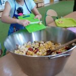 Wyśmienita „Smerfna” sałatka owocowa