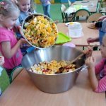 Wyśmienita „Smerfna” sałatka owocowa