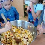 Wyśmienita „Smerfna” sałatka owocowa