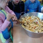 Wyśmienita „Smerfna” sałatka owocowa