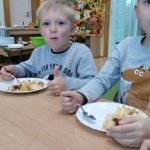 Wyśmienita „Smerfna” sałatka owocowa