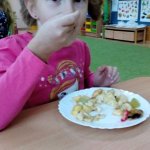 Wyśmienita „Smerfna” sałatka owocowa