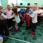 Poznajemy historię świętego Mikołaja – czyli kolejne zajęcia biblioteczne „Smerfów”