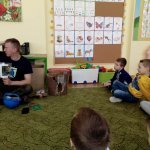 Leśniczy często chodzi po lesie
