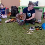Leśniczy często chodzi po lesie