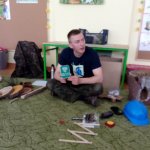 Leśniczy często chodzi po lesie