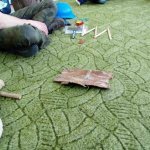 Leśniczy często chodzi po lesie