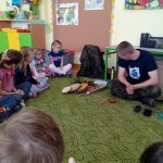 Leśniczy często chodzi po lesie