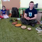 Leśniczy często chodzi po lesie