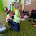 Leśniczy często chodzi po lesie