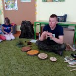 Leśniczy często chodzi po lesie