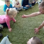 Leśniczy często chodzi po lesie