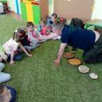 Leśniczy często chodzi po lesie