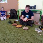 Leśniczy często chodzi po lesie