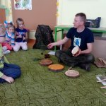 Leśniczy często chodzi po lesie