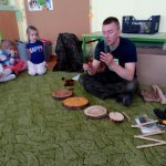 Leśniczy często chodzi po lesie