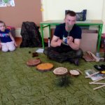 Leśniczy często chodzi po lesie