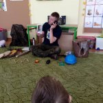 Leśniczy często chodzi po lesie