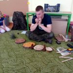 Leśniczy często chodzi po lesie