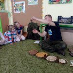 Leśniczy często chodzi po lesie