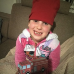 Zdalnie ucząc się „Smerfy” poznały zawód strażaka.