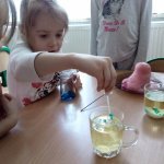  „Smerfne” eksperymenty z wodą i nie tylko.