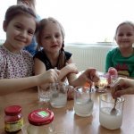  „Smerfne” eksperymenty z wodą i nie tylko.