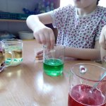 „Smerfne” eksperymenty z wodą i nie tylko.