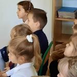 „Smerfy” włączyły się do akcji MEN–  „Szkoła do hymnu”.