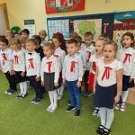 „Smerfy” włączyły się do akcji MEN–  „Szkoła do hymnu”.