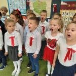 „Smerfy” włączyły się do akcji MEN–  „Szkoła do hymnu”.