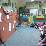 Smerfy bawią się w teatr