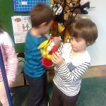 Smerfy bawią się w teatr